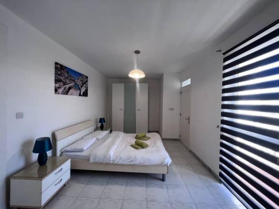 Spacious And Lovely Seaview Apartment