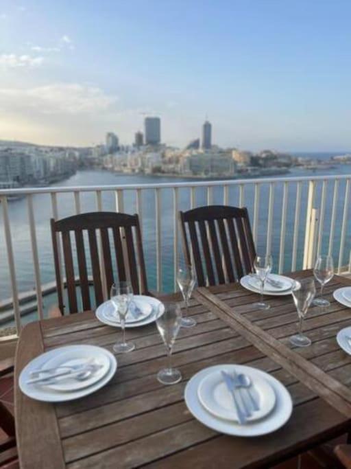 Spacious And Lovely Seaview Apartment