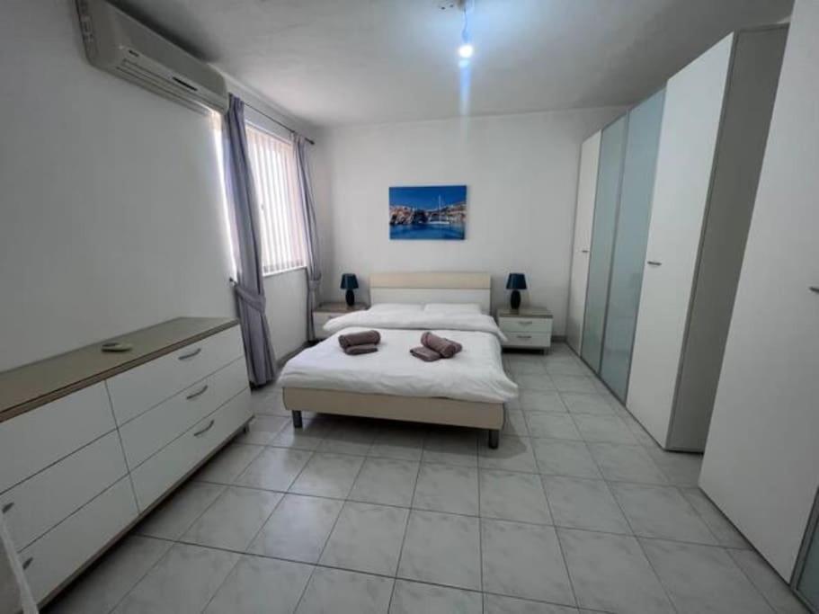 Spacious And Lovely Seaview Apartment