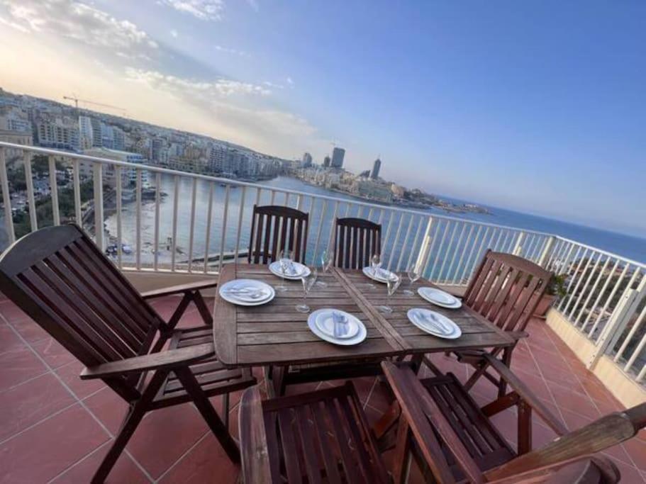 Spacious And Lovely Seaview Apartment